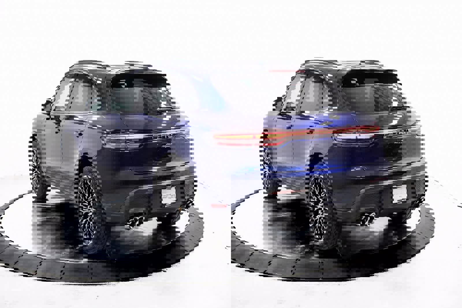 Certified 2025 Porsche Macan image 3