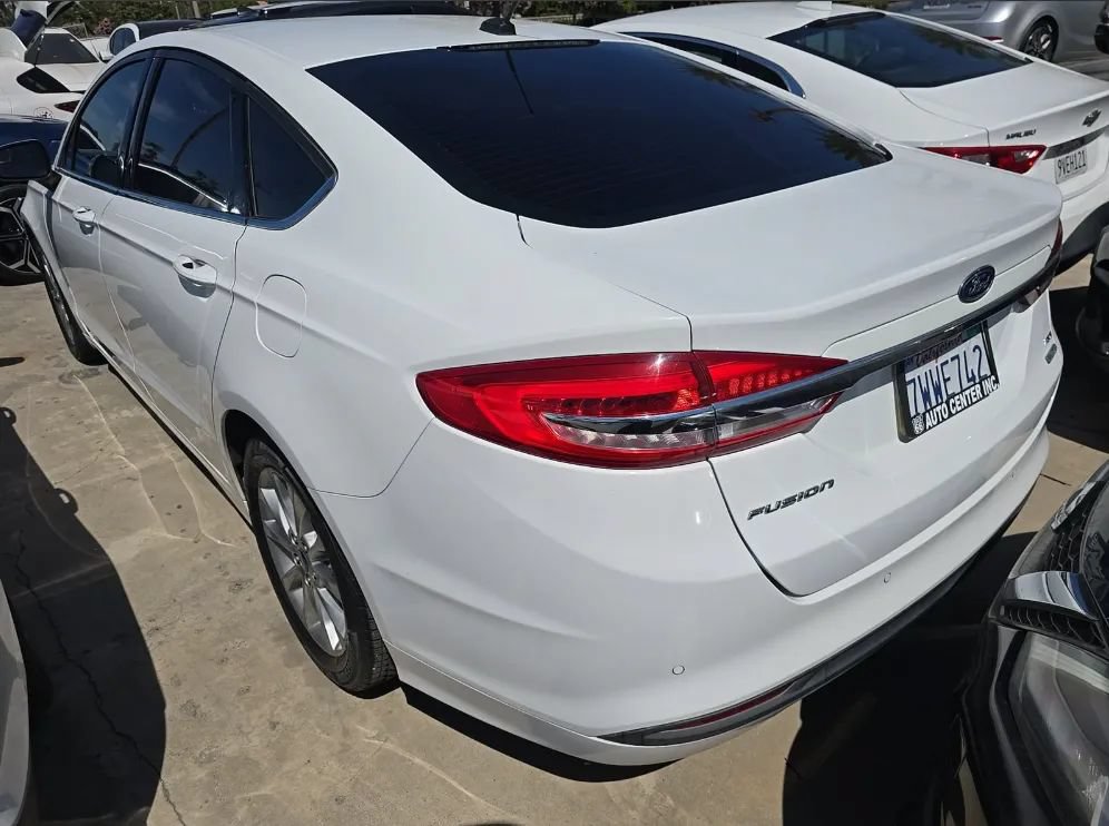 Used 2017 Ford Fusion SE w/ Fusion SE Technology Package FWD image 3