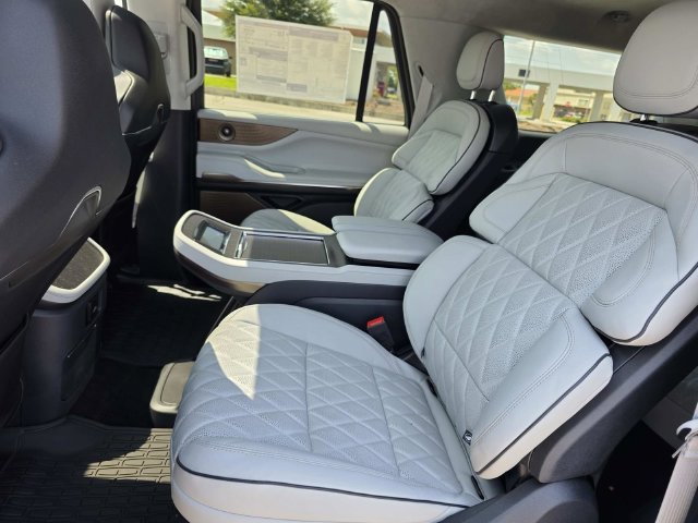 New 2027 Lincoln Navigator L Black Label w/ Black Label Special Edition RWD image 7