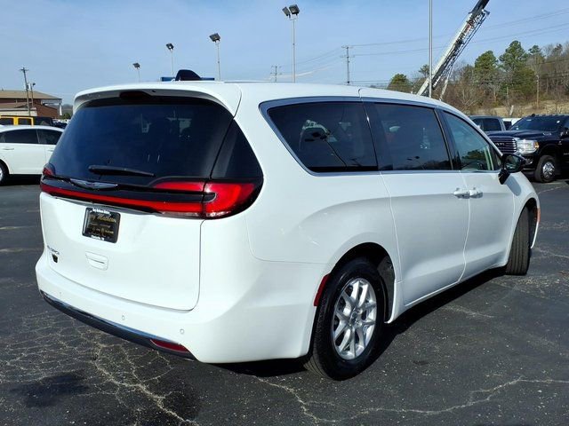 Used 2024 Chrysler Pacifica Touring-L image 18