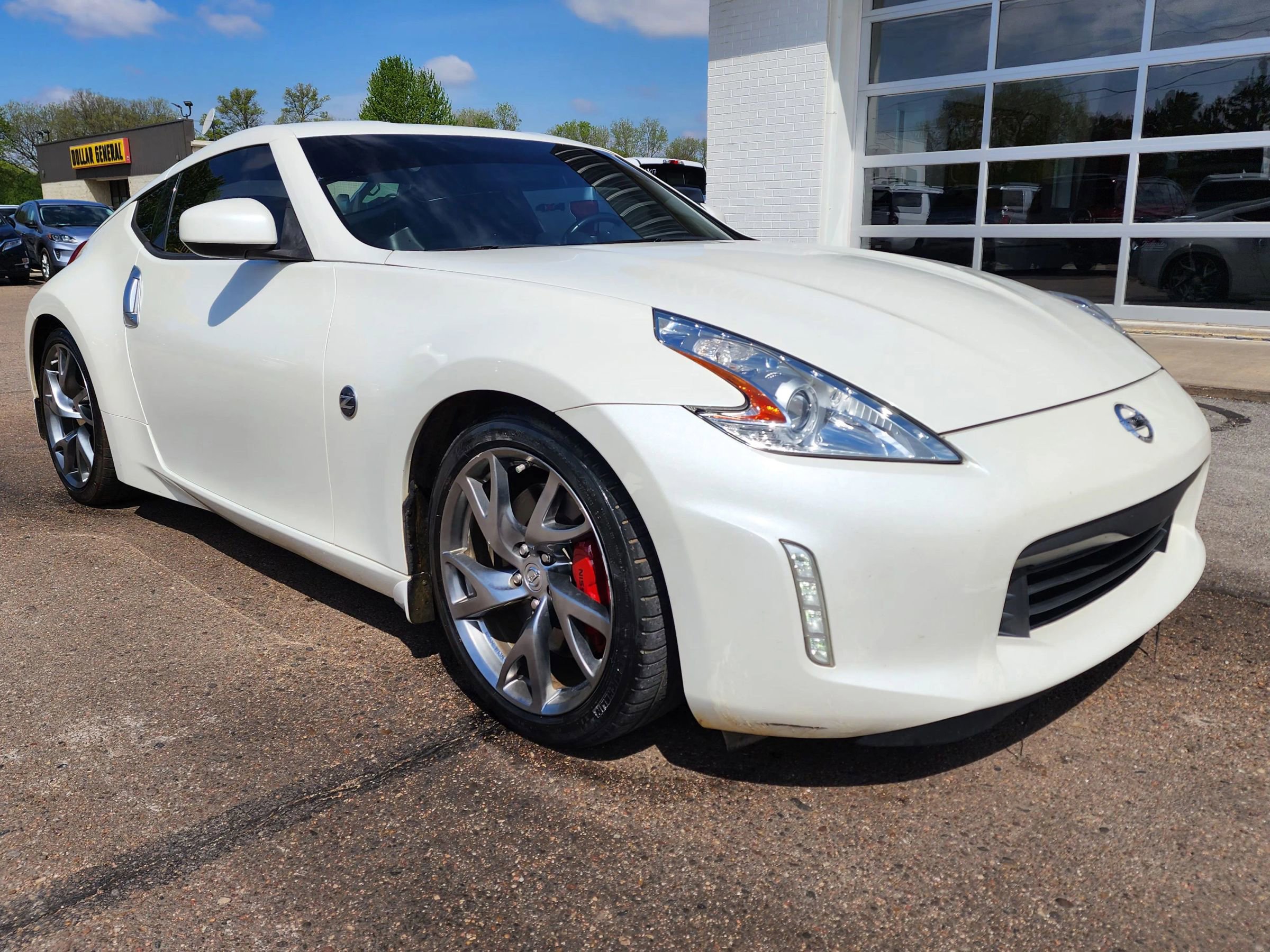 Used 2016 Nissan 370Z Coupe RWD image 2