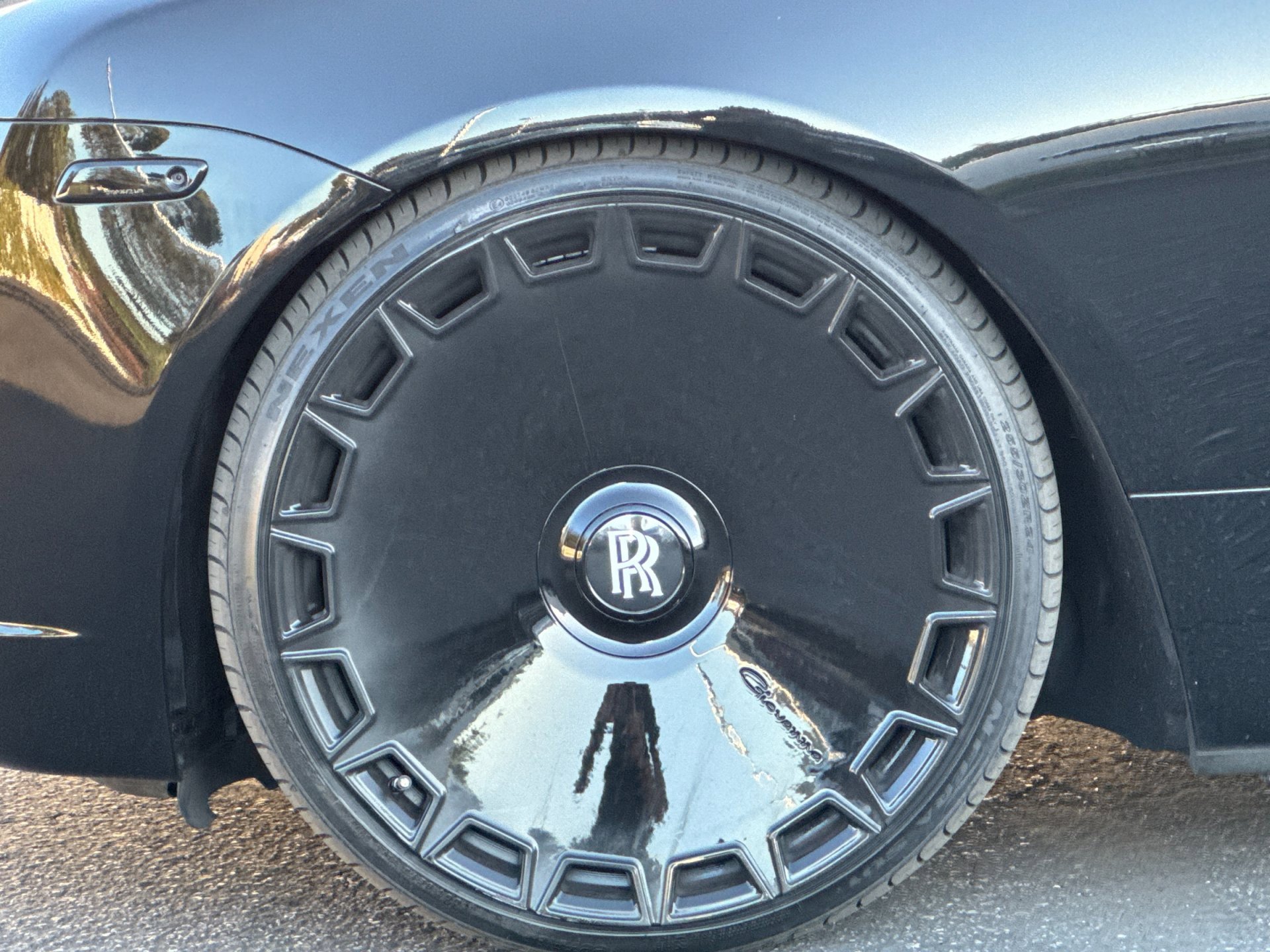 Used 2020 Rolls-Royce Dawn image 31
