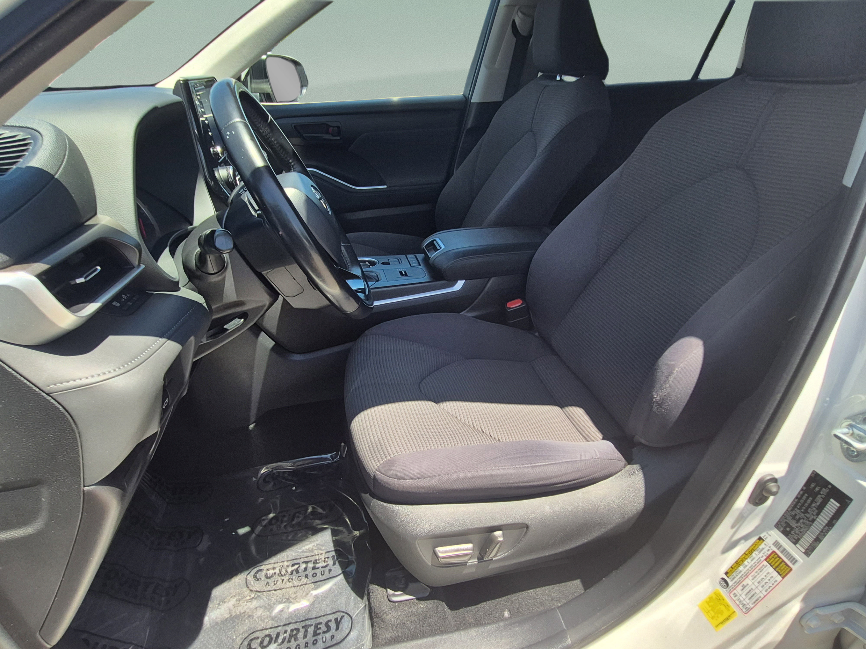 Used 2021 Toyota Highlander LE FWD image 20