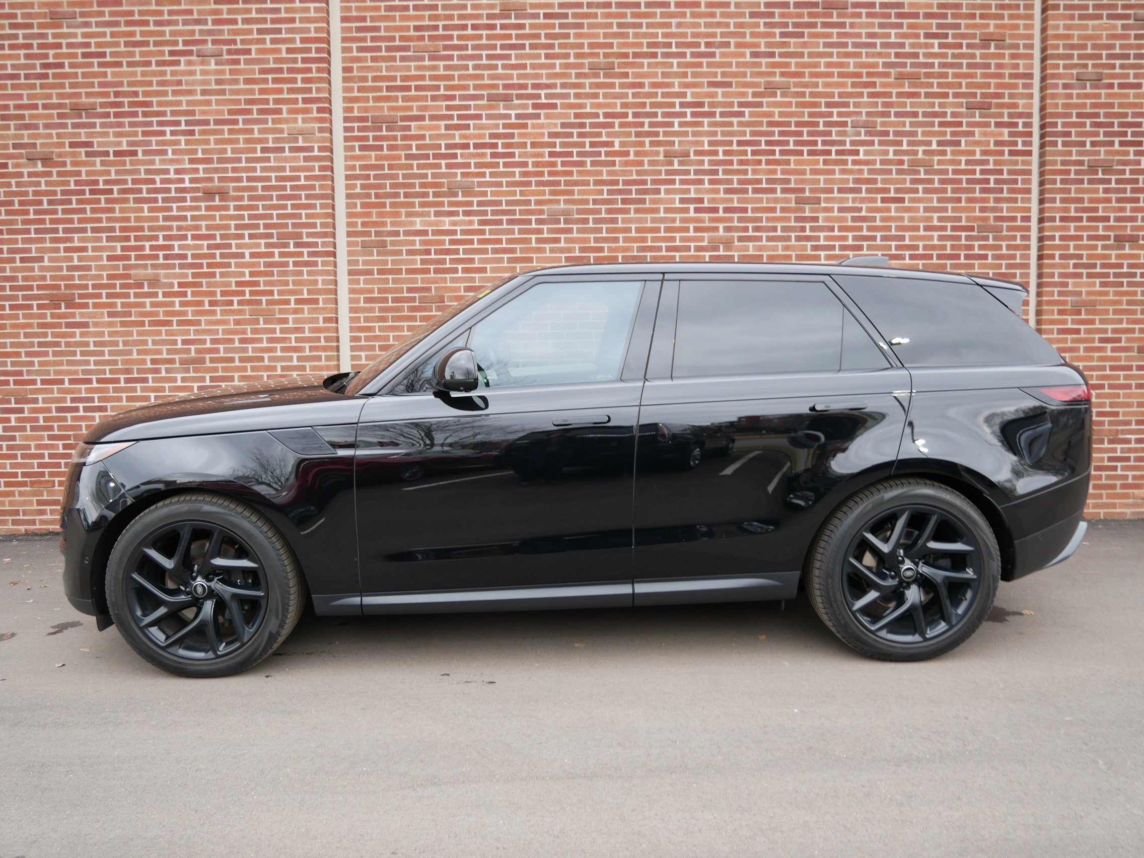 Used 2023 Land Rover Range Rover Sport SE image 2