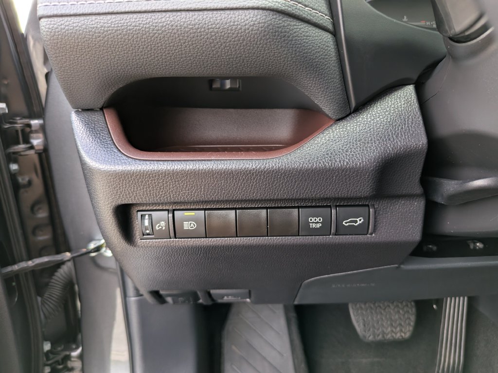 Used 2025 Toyota RAV4 Limited FWD image 32