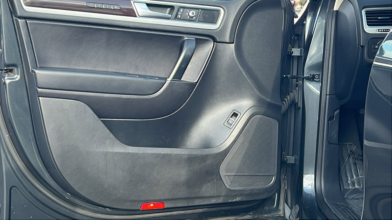 Used 2016 Volkswagen Touareg TDI image 23