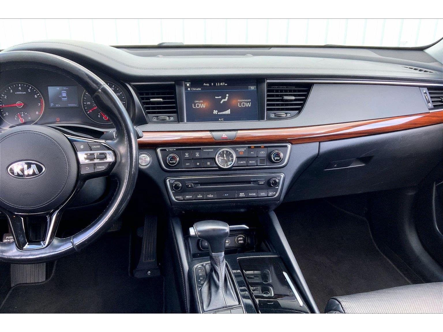 Used 2018 Kia Cadenza Premium w/ Luxury Package FWD image 6