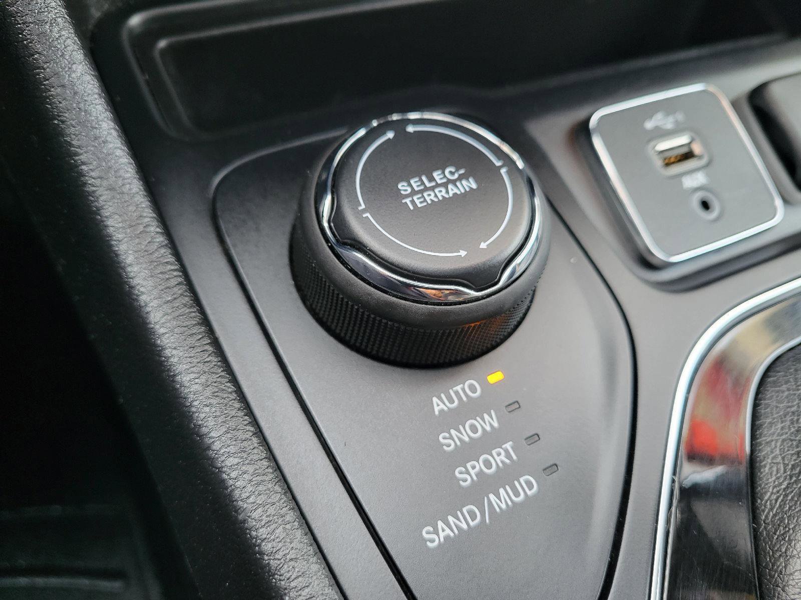 Used 2019 Jeep Cherokee Limited image 19