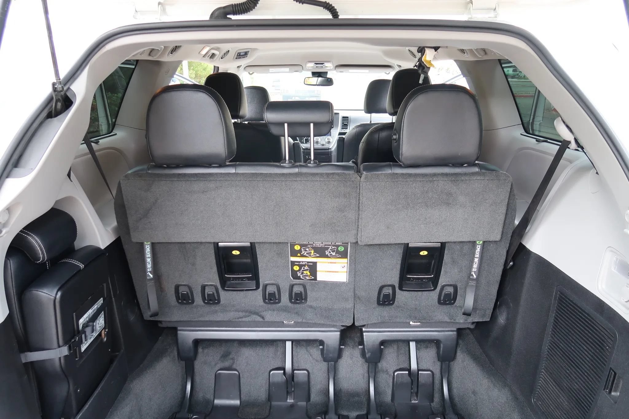 Used 2018 Toyota Sienna SE w/ Carpet Mat Package FWD image 17