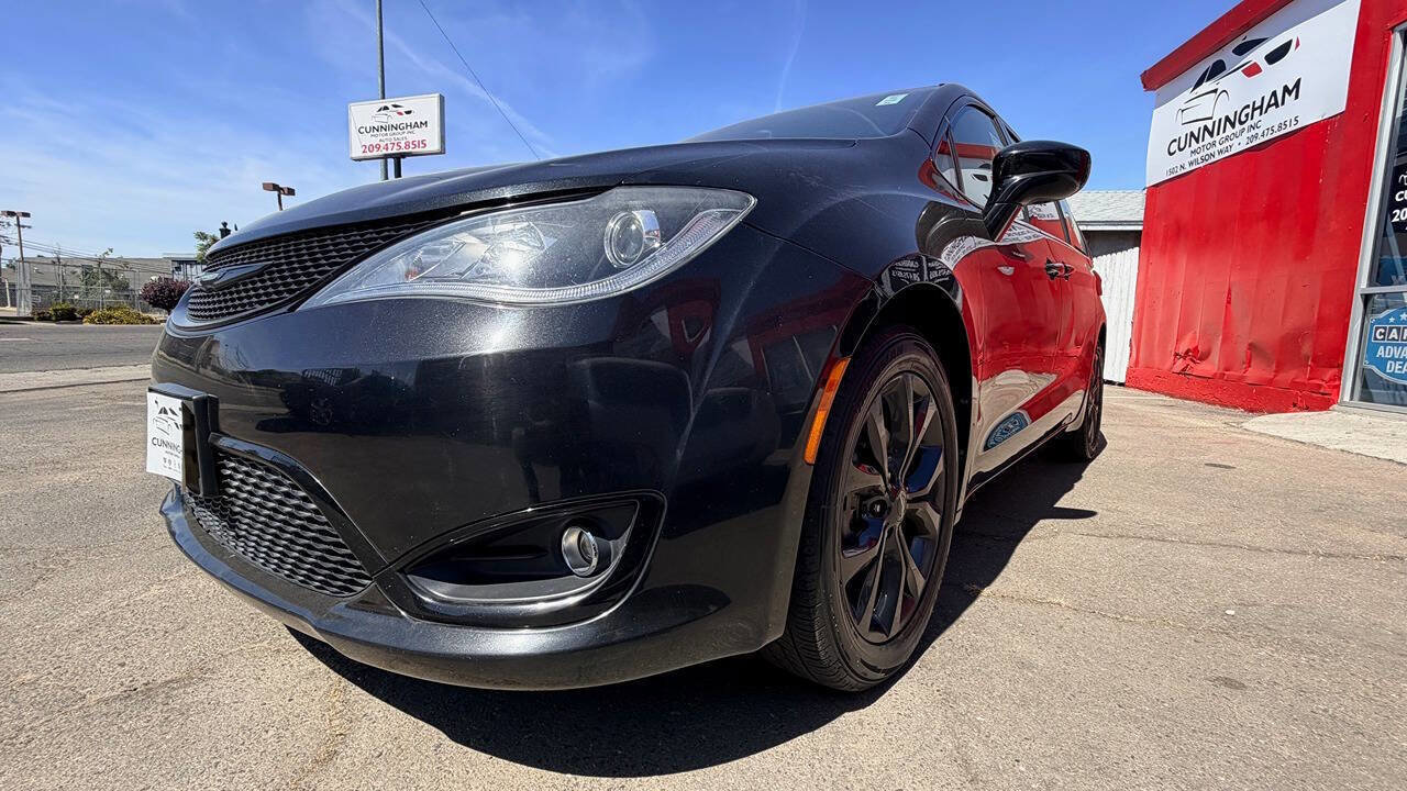 Used 2018 Chrysler Pacifica Touring Plus w/ S Appearance Package image 2