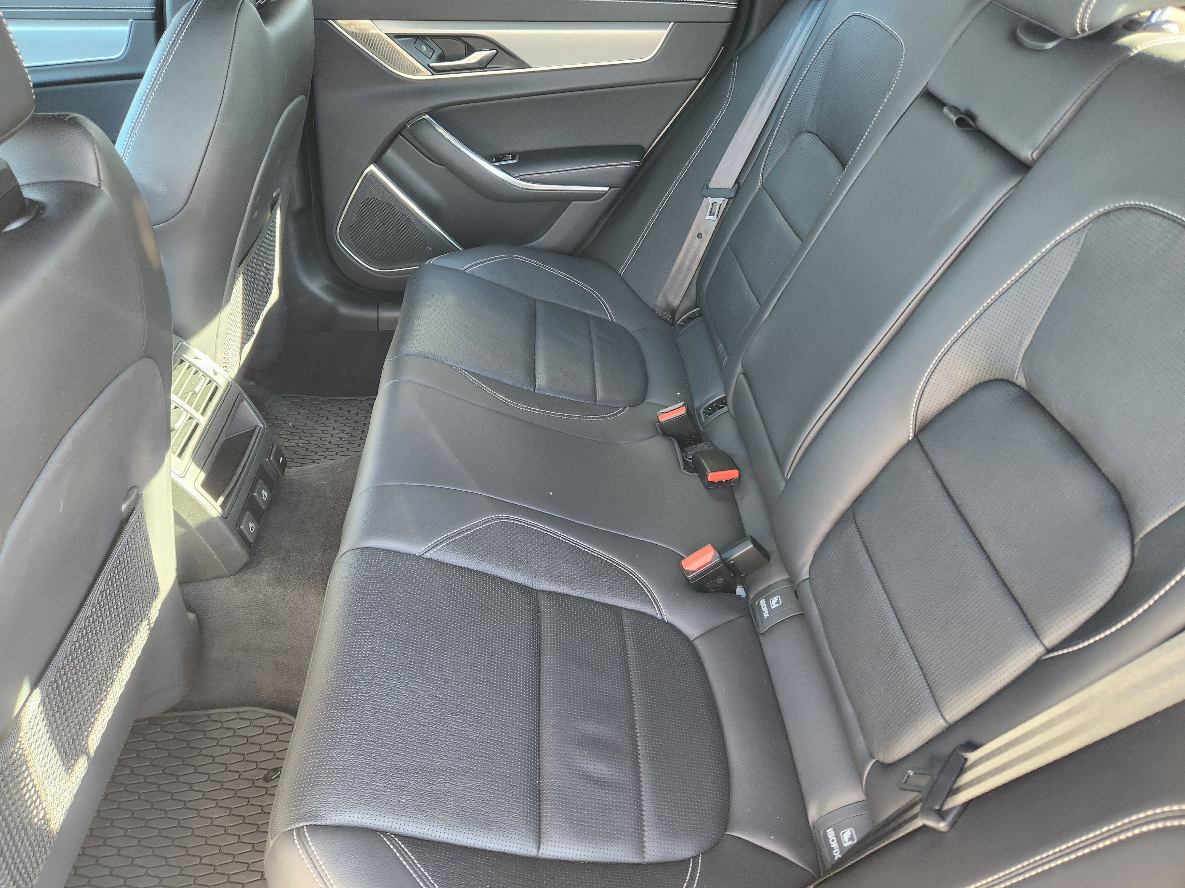 Certified 2024 Jaguar XF R-Dynamic SE image 18