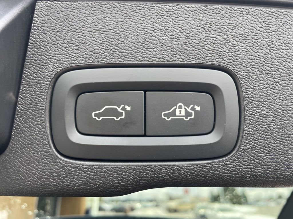 Used 2021 Volvo XC60 T5 Momentum w/ Premium Package image 7