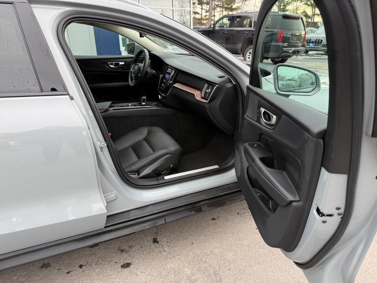 Used 2025 Volvo V60 B5 Cross Country Plus image 11