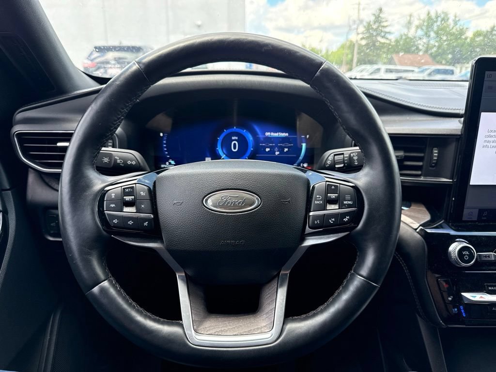 Used 2022 Ford Explorer Platinum w/ Equipment Group 601A AWD/4WD image 16