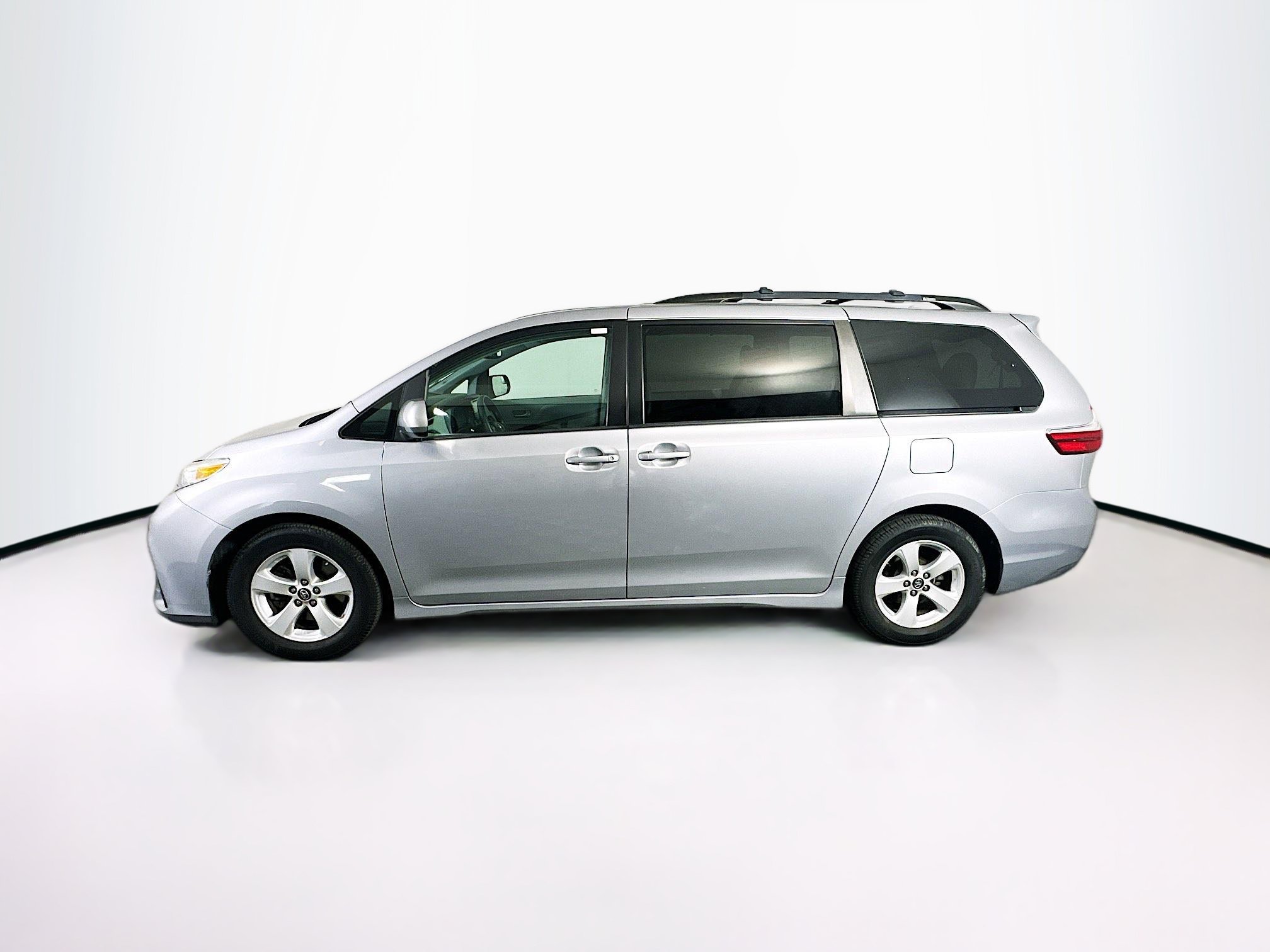 Used 2018 Toyota Sienna LE FWD image 4