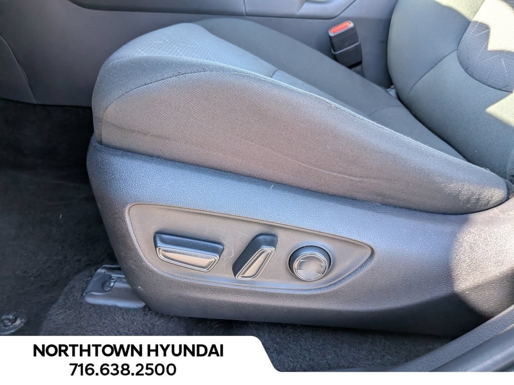 Used 2025 Toyota RAV4 XLE AWD/4WD image 29