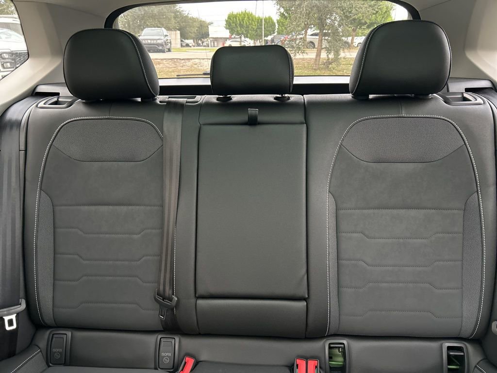 Certified 2025 Volkswagen Taos SE w/ Panoramic Sunroof Package image 14