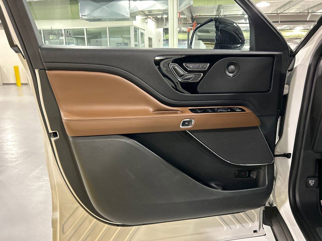 Used 2023 Lincoln Aviator Reserve w/ Elements Package Plus AWD/4WD image 9