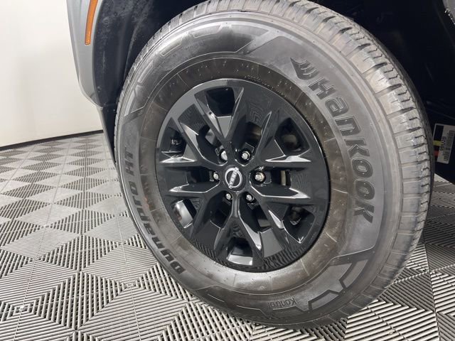 Used 2024 Nissan Frontier SV image 14