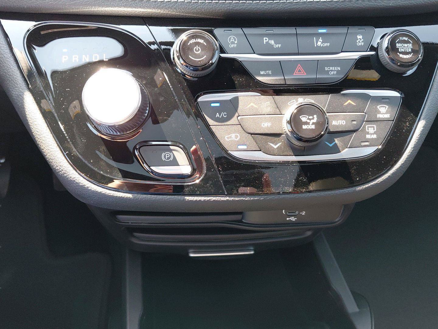 New 2026 Chrysler Pacifica Select AWD/4WD image 32