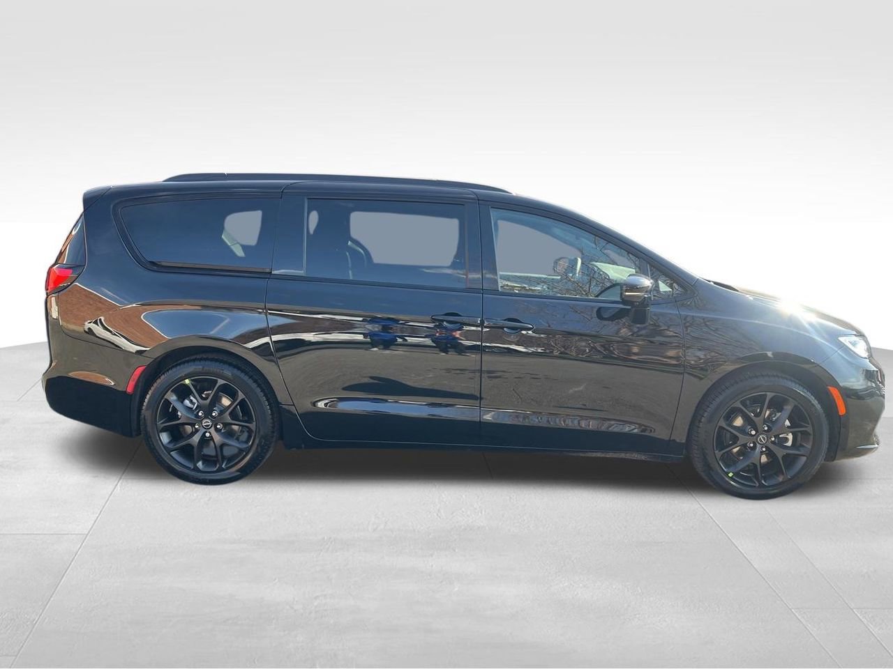 New 2026 Chrysler Pacifica Limited w/ S Appearance Package FWD image 6