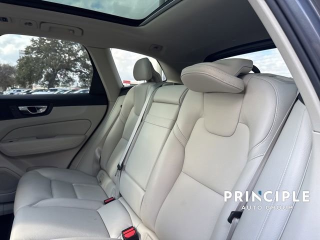 Used 2018 Volvo XC60 T6 Momentum w/ Convenience Package image 32