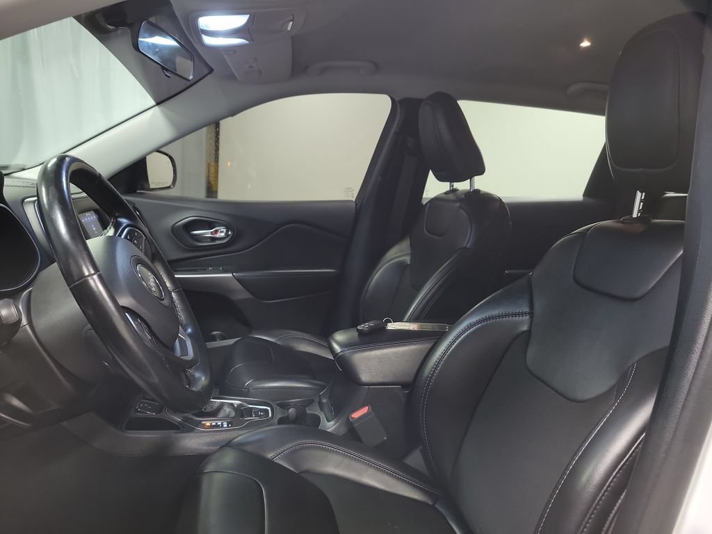 Used 2020 Jeep Cherokee Latitude Plus w/ Cold Weather Group FWD image 16