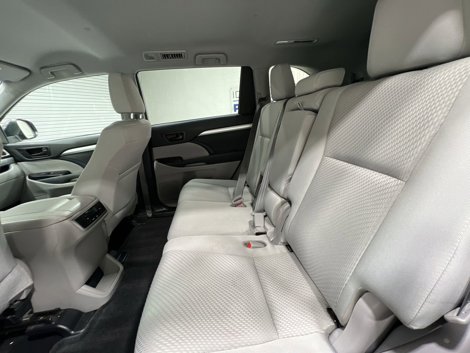 Used 2018 Toyota Highlander LE image 21