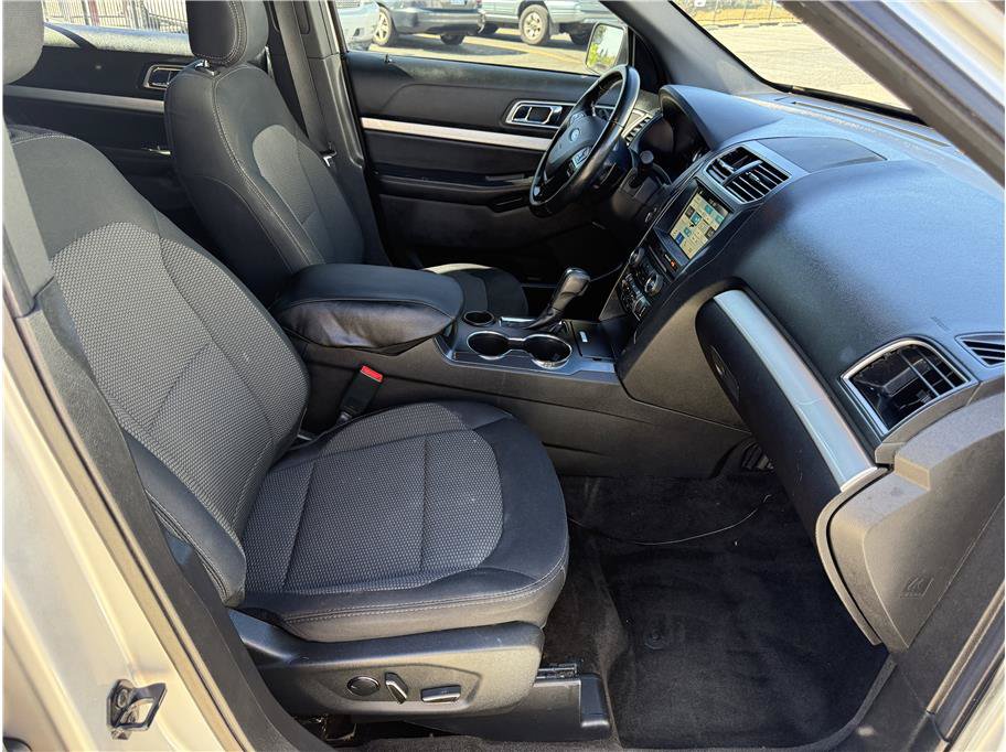 Used 2017 Ford Explorer XLT w/ Equipment Group 201A FWD image 19