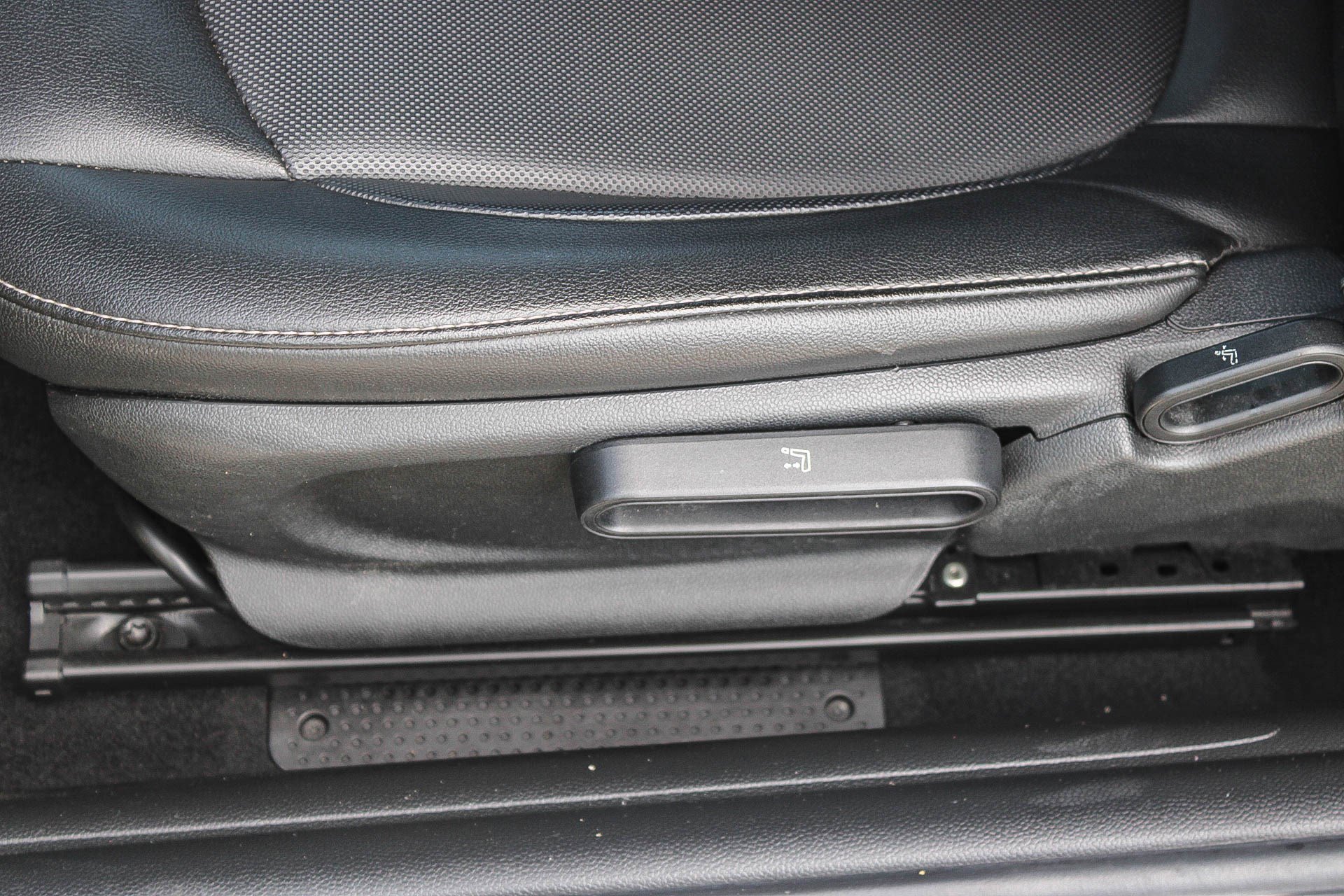 Used 2019 MINI Cooper 2-Door Hardtop image 22