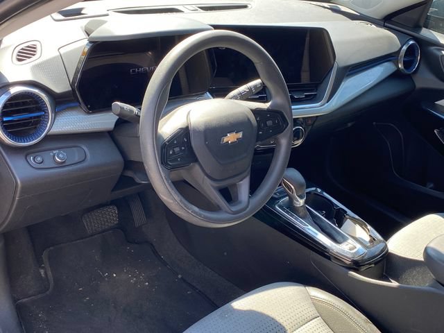 Used 2025 Chevrolet Trax LT FWD image 3