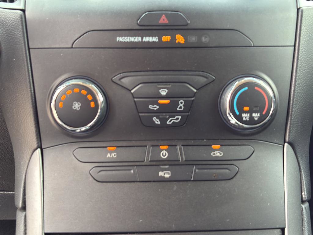 Used 2019 Ford Edge SE image 25