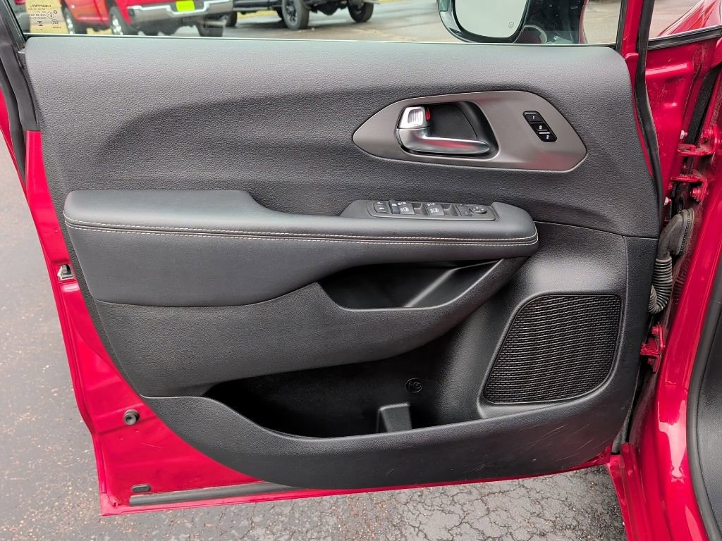 Used 2025 Chrysler Pacifica Select image 29