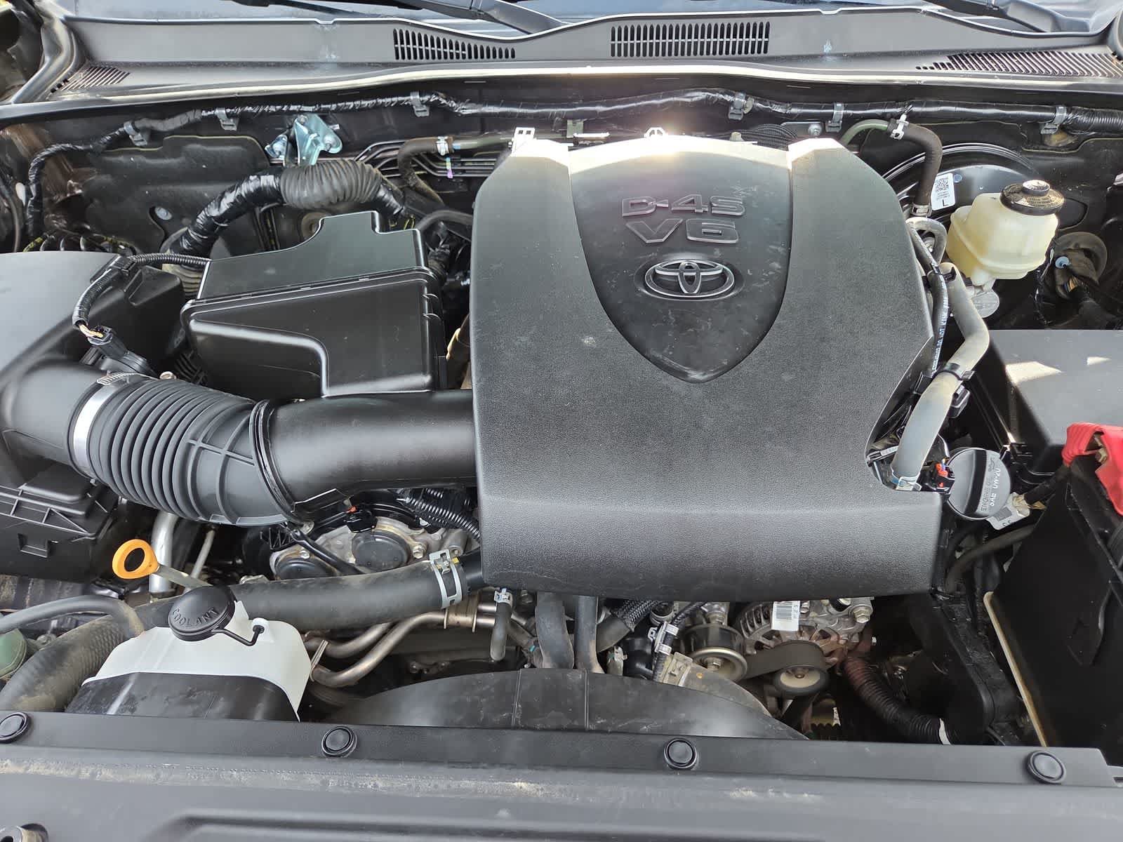 Used 2020 Toyota Tacoma SR5 w/ Blackout Package AWD/4WD image 17