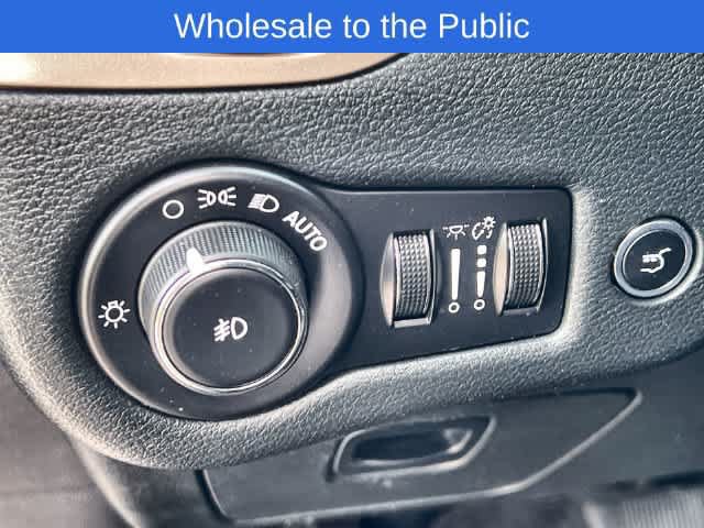 Used 2015 Jeep Cherokee Latitude w/ Comfort/Convenience Group FWD image 29