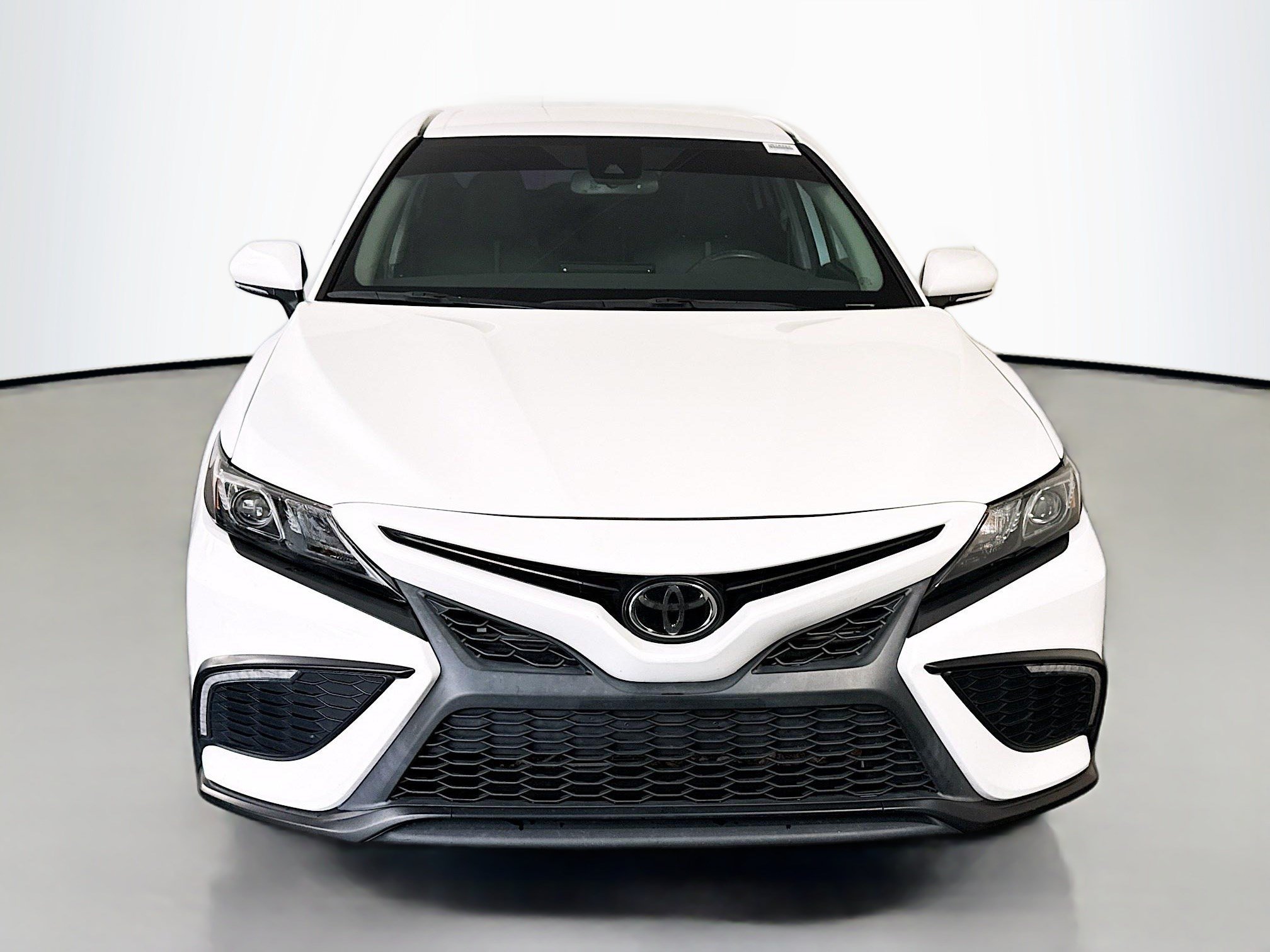 Used 2022 Toyota Camry SE w/ Convenience Package FWD image 2