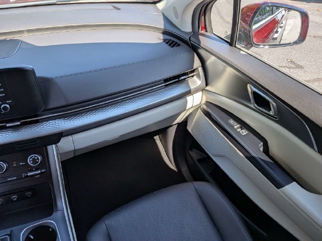 Used 2024 Kia Carnival LX FWD image 18