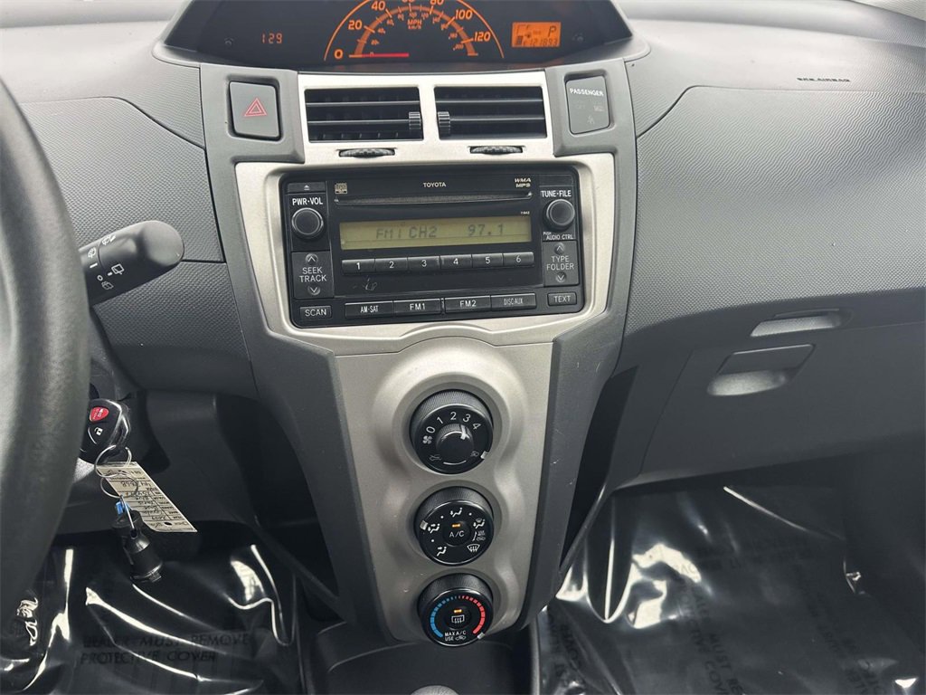 Used 2009 Toyota Yaris 4-Door Hatchback image 16