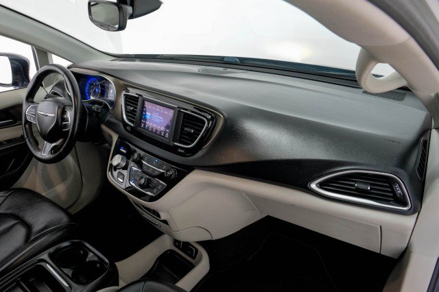 Used 2019 Chrysler Pacifica Touring-L FWD image 10
