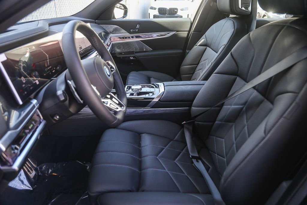 Used 2025 BMW i7 xDrive60 w/ Premium Package AWD/4WD image 14