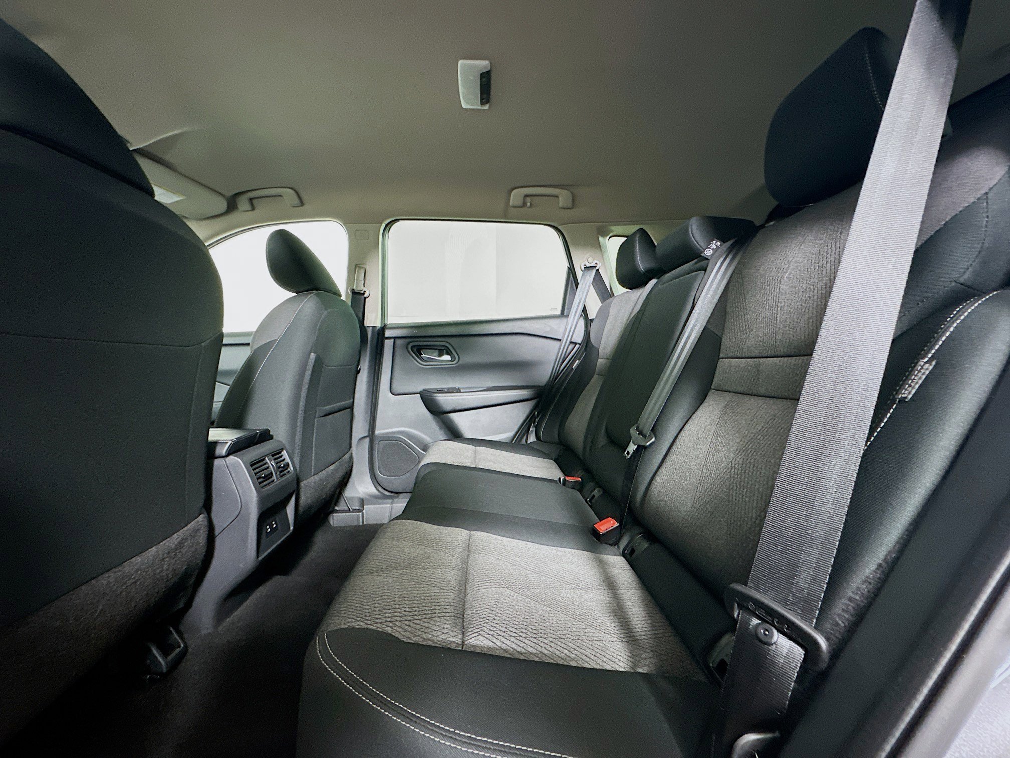 Used 2025 Nissan Rogue SV image 27