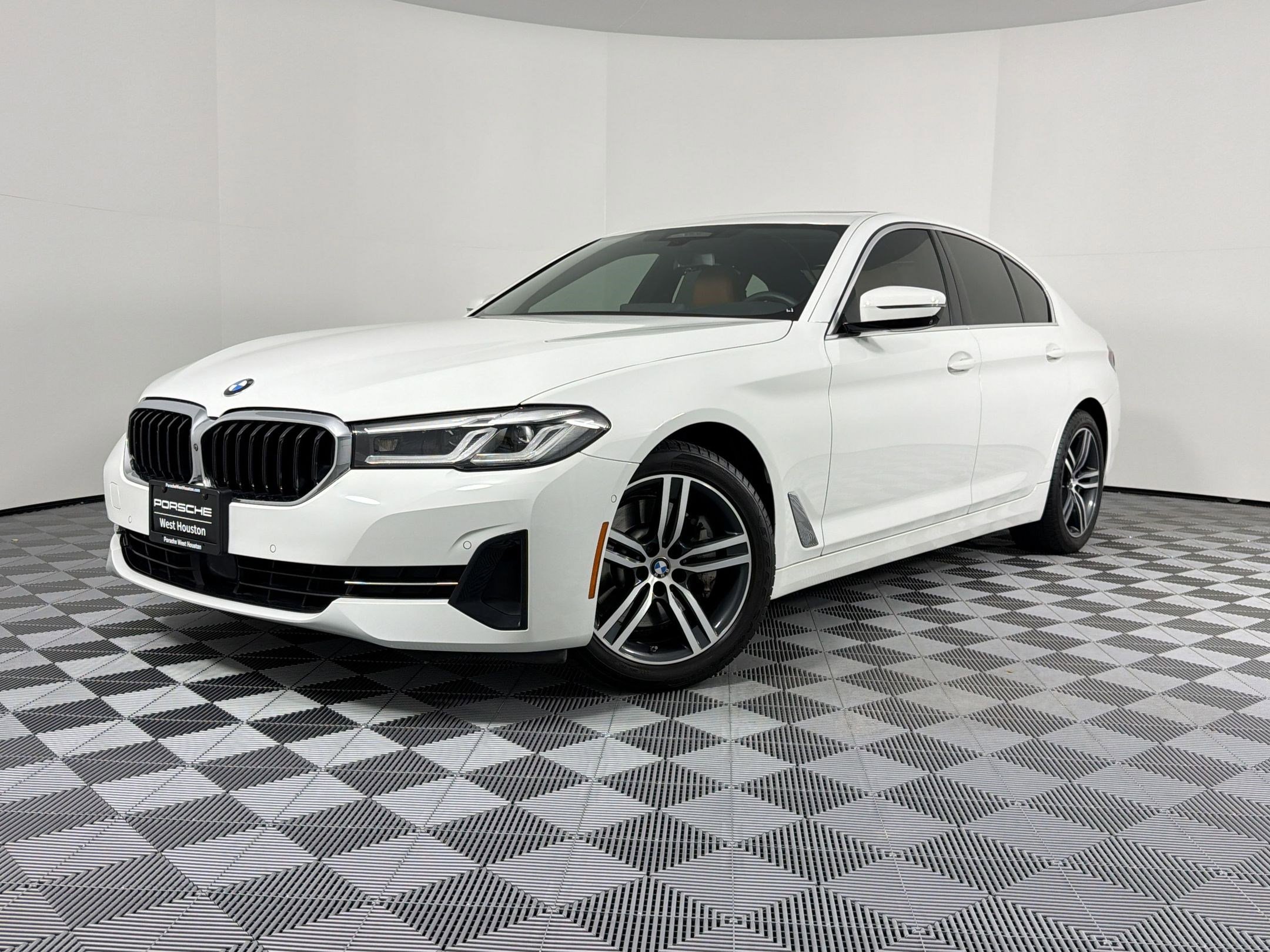 Used 2021 BMW 530i w/ Premium Package RWD image 1