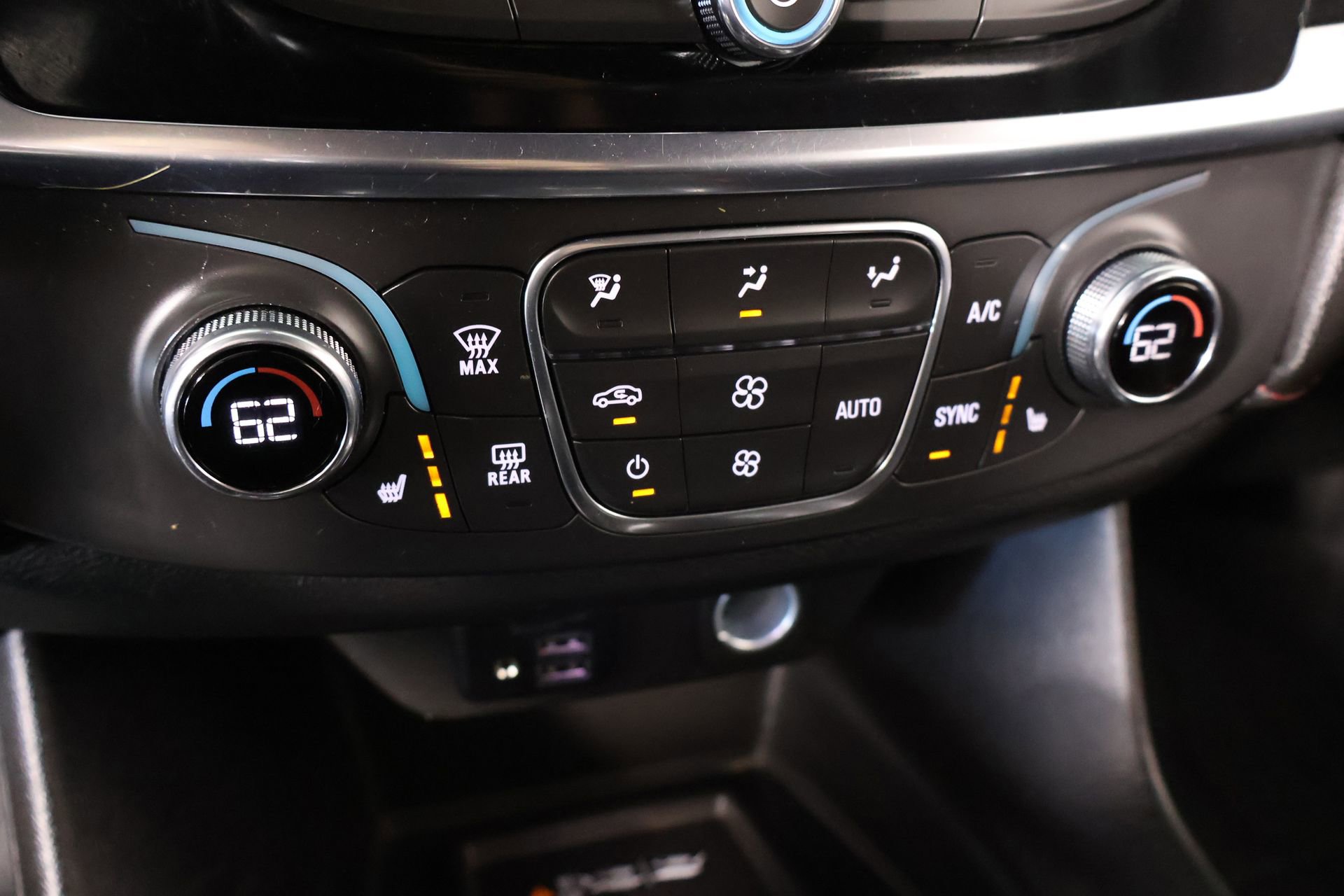 Used 2023 Chevrolet Traverse RS image 8