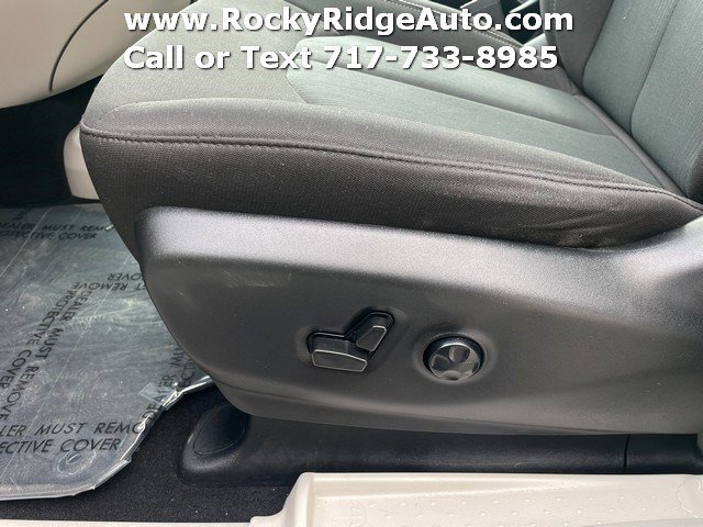 Used 2023 Chrysler Voyager LX image 31