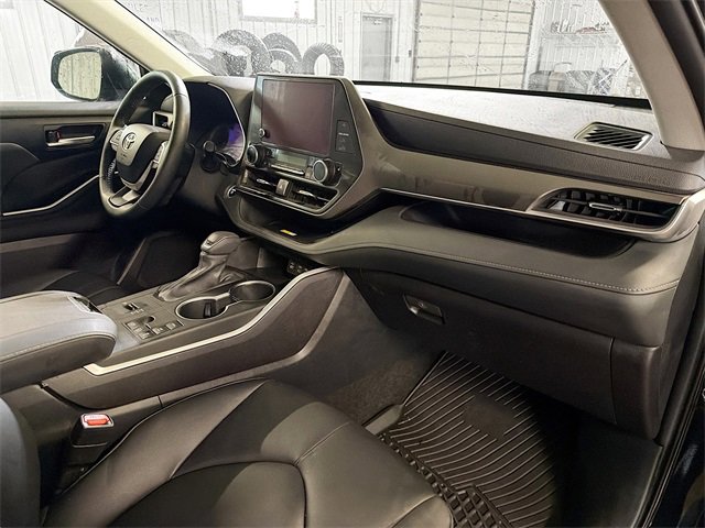 Used 2023 Toyota Highlander XLE image 12