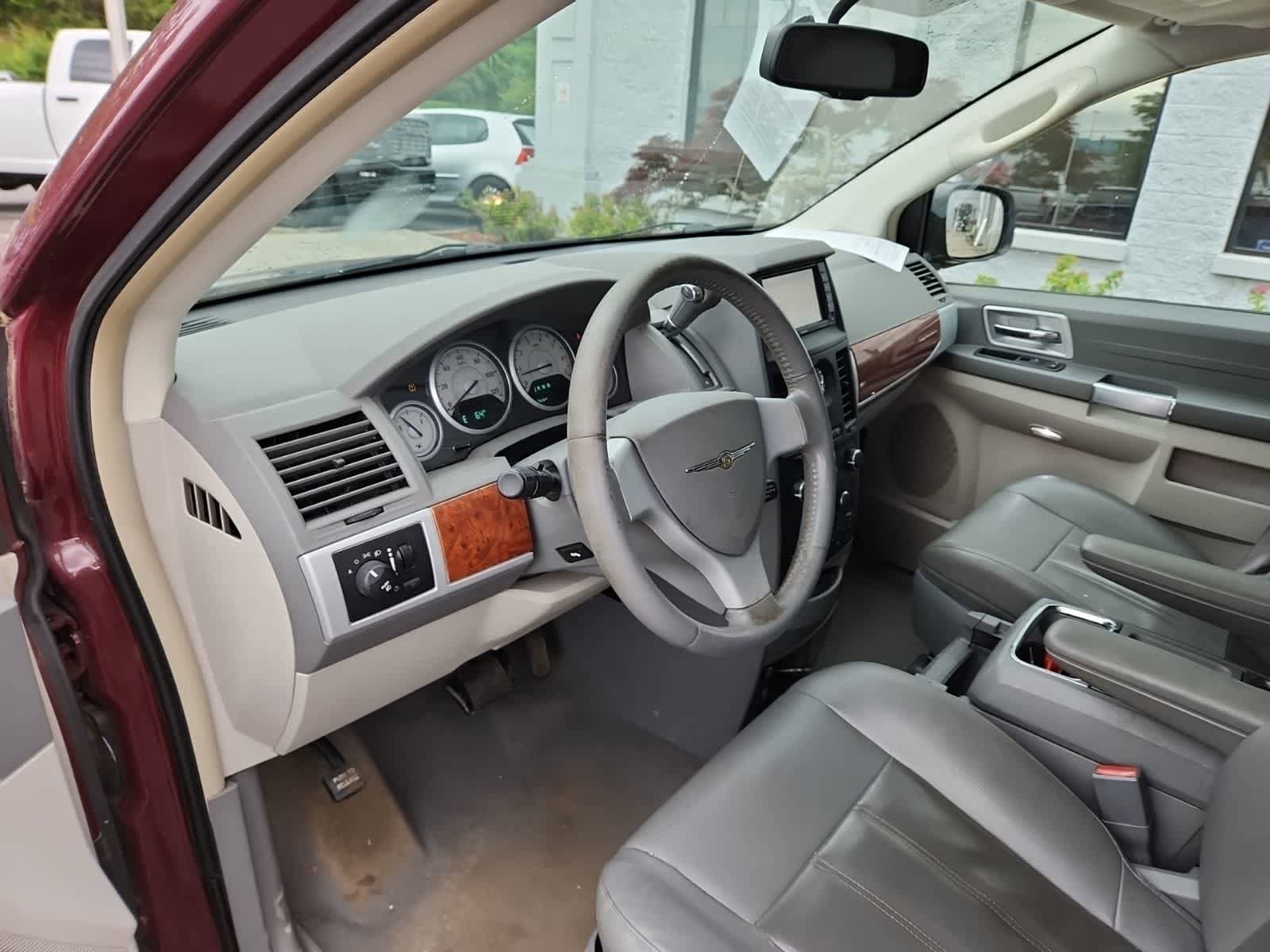 Used 2008 Chrysler Town & Country Touring FWD image 13