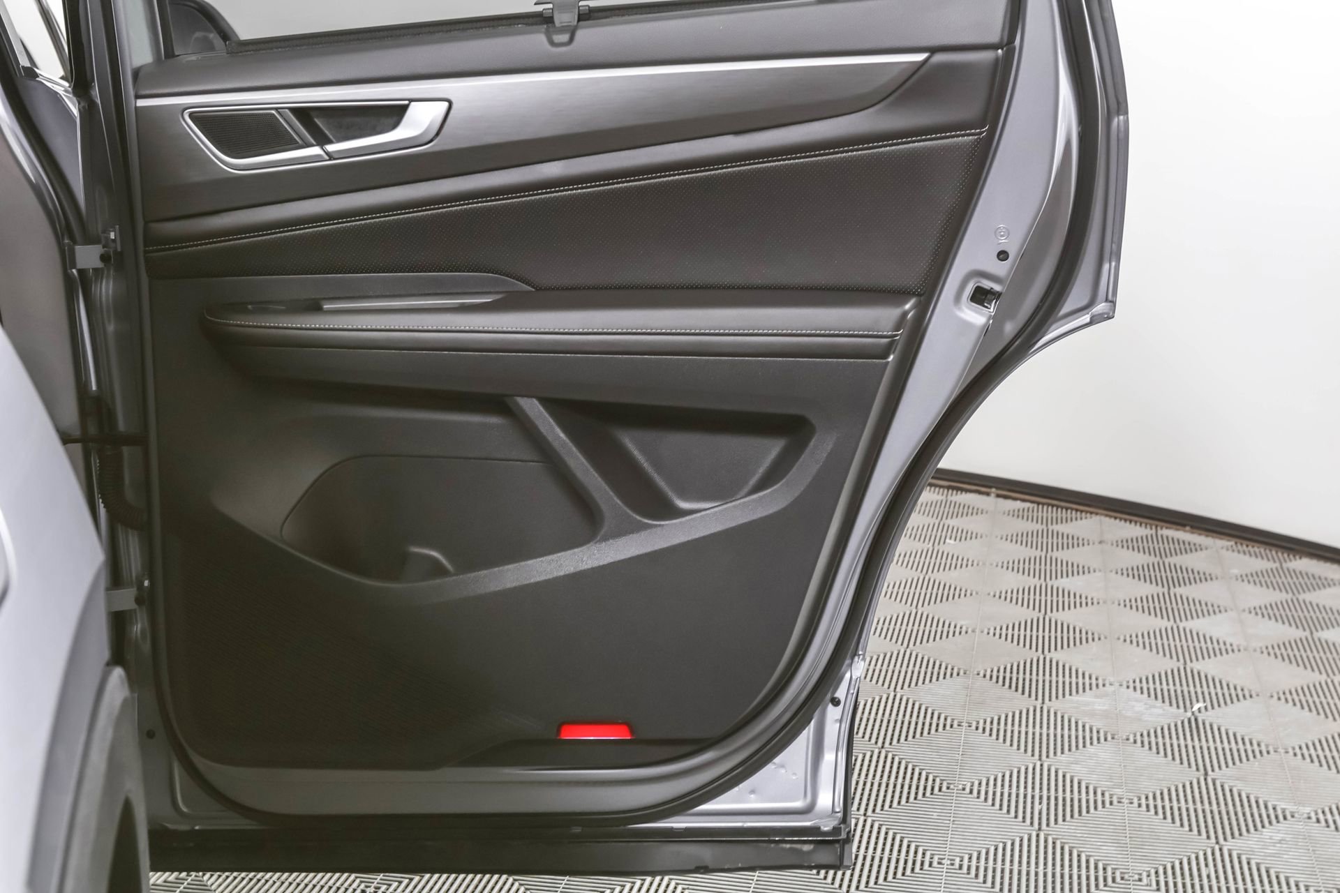 Used 2024 Volkswagen Atlas Cross Sport SE image 40