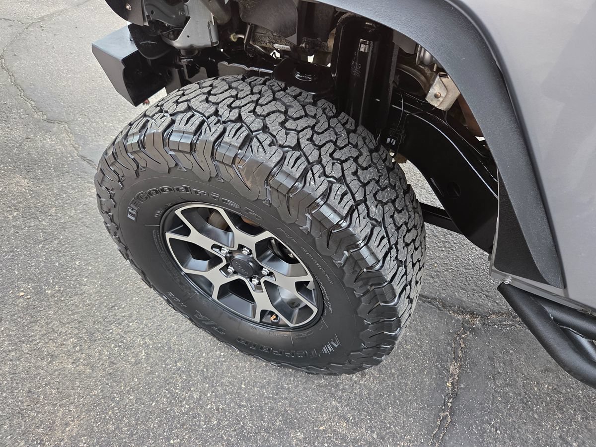 Used 2018 Jeep Wrangler Unlimited Sahara w/ Connectivity Group AWD/4WD image 39