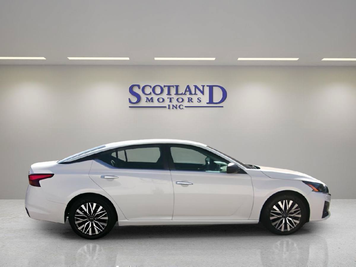 Used 2024 Nissan Altima 2.5 SV FWD image 5