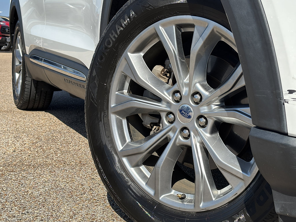 Used 2021 Ford Explorer XLT w/ Equipment Group 202A RWD image 2